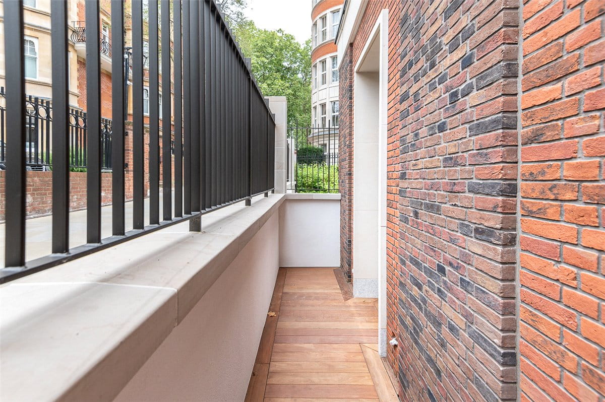 1 bedroom flat, Lancer Square, London W8 - Available