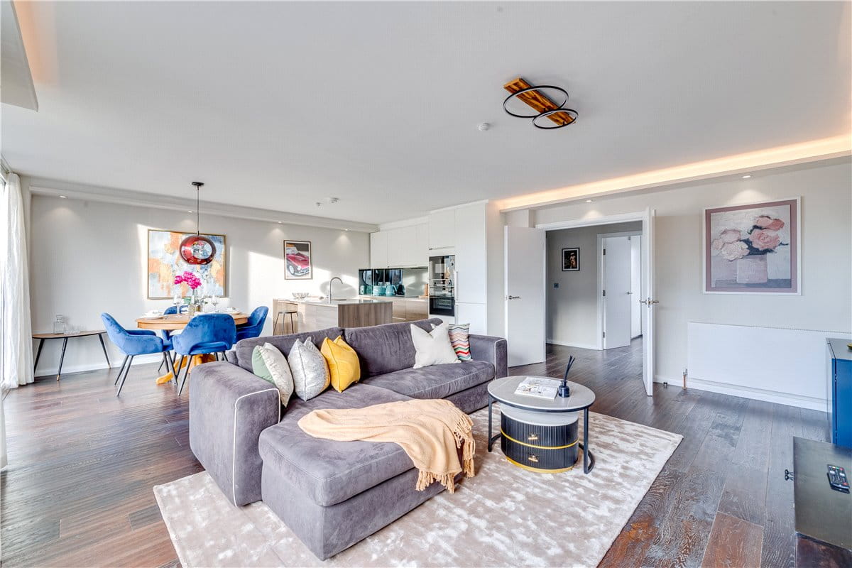 3 bedroom flat, St. Mary Abbots Terrace, Kensington W14 - Available