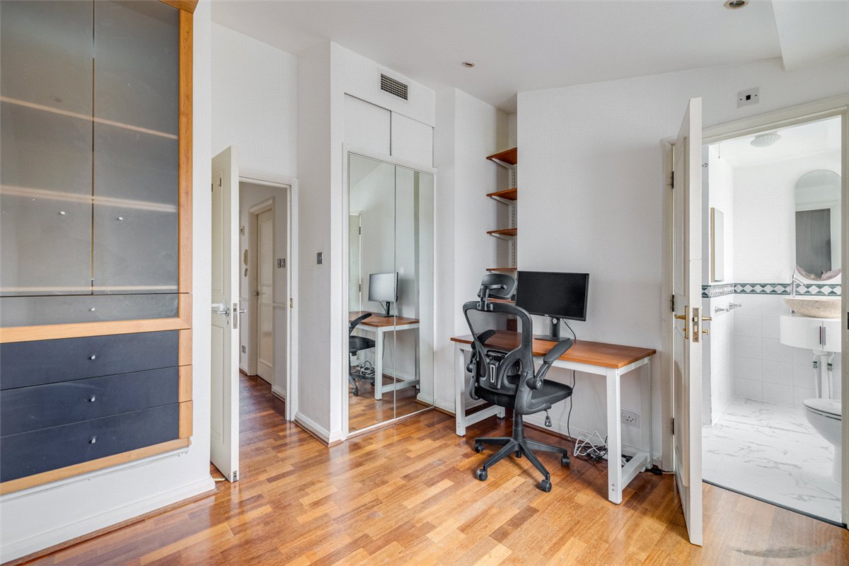 3 bedroom flat, Ennismore Gardens, Knightsbridge SW7 - Available