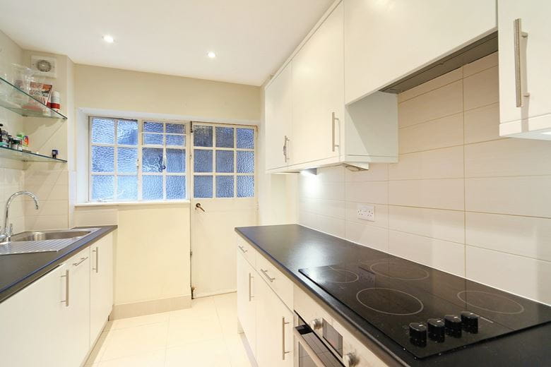 2 bedroom flat, Fulham Road, Chelsea SW3 - Available