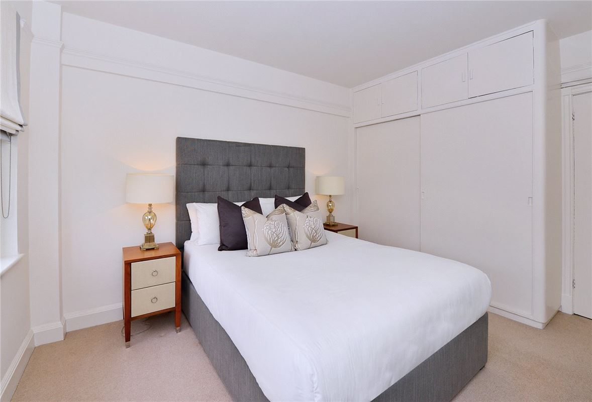 2 bedroom flat, Fulham Road, London SW3 - Available