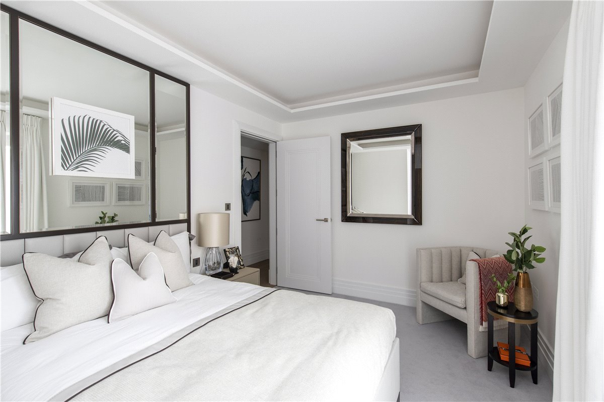 2 bedroom flat, Kensington Gardens Square, Bayswater W2 - Available