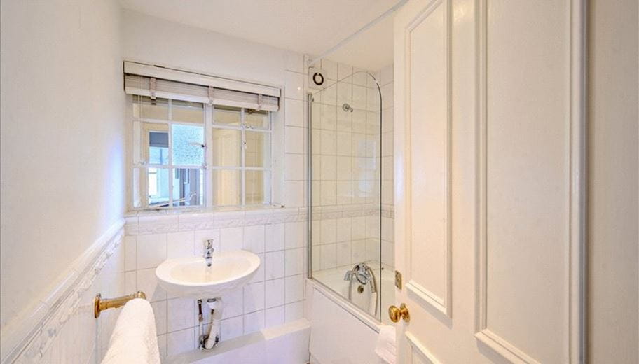 2 bedroom flat, Pelham Court, 145 Fulham Road SW3 - Available