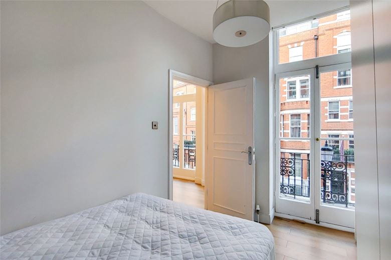 1 bedroom flat, Egerton Gardens, London SW3 - Available