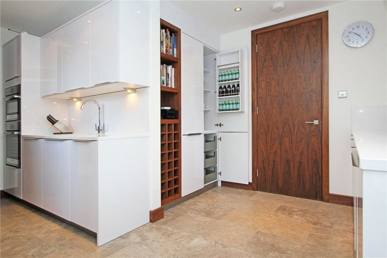 3 bedroom flat, Tarnbrook Court, 9 Holbein Place SW1W - Available