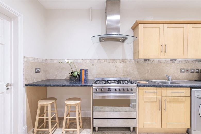 2 bedroom flat, Cromwell Road, London SW5 - Available