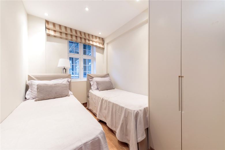 3 bedroom flat, Brompton Road, Knightsbridge SW3 - Available