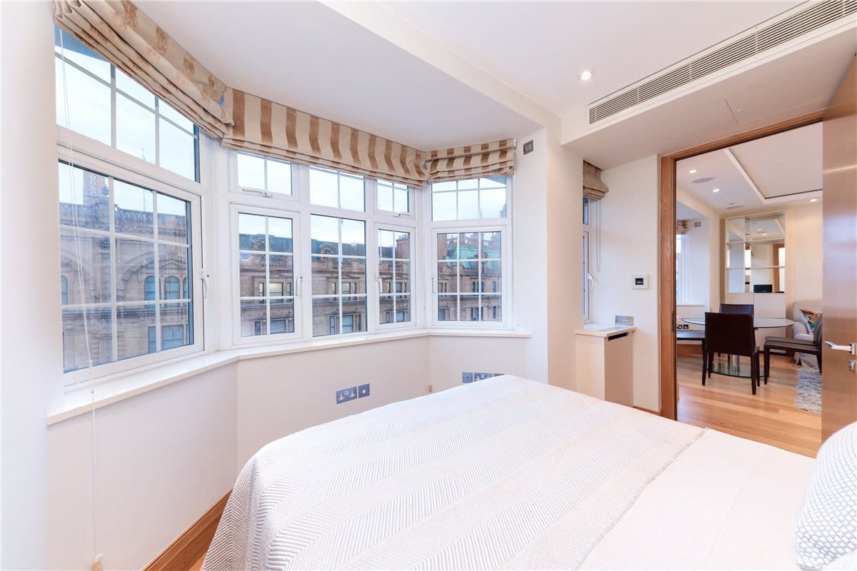 3 bedroom flat, Brompton Road, Knightsbridge SW3 - Available