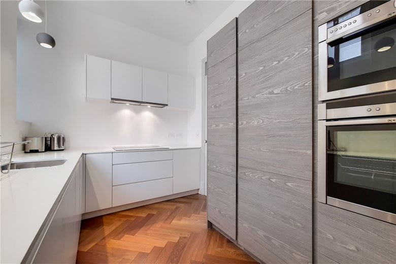 2 bedroom flat, Earl's Court Square, Earls Court SW5 - Available