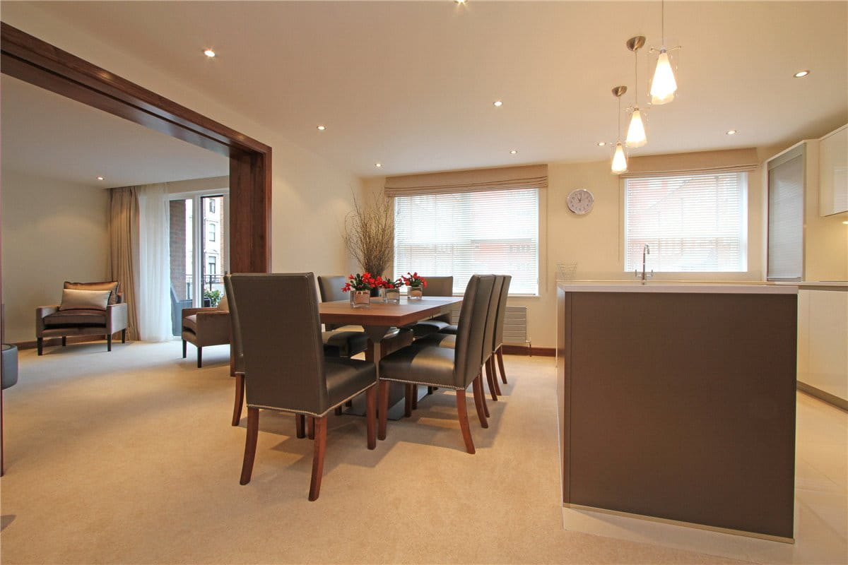 2 bedroom flat, Ennismore Gardens, London SW7 - Available