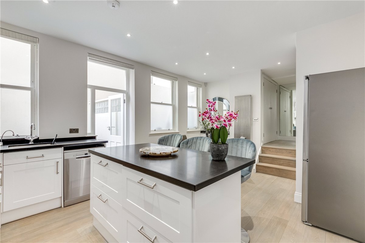 2 bedroom flat, Queen's Gate, South Kensington SW7 - Available
