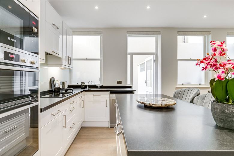 2 bedroom flat, Queen's Gate, South Kensington SW7 - Available