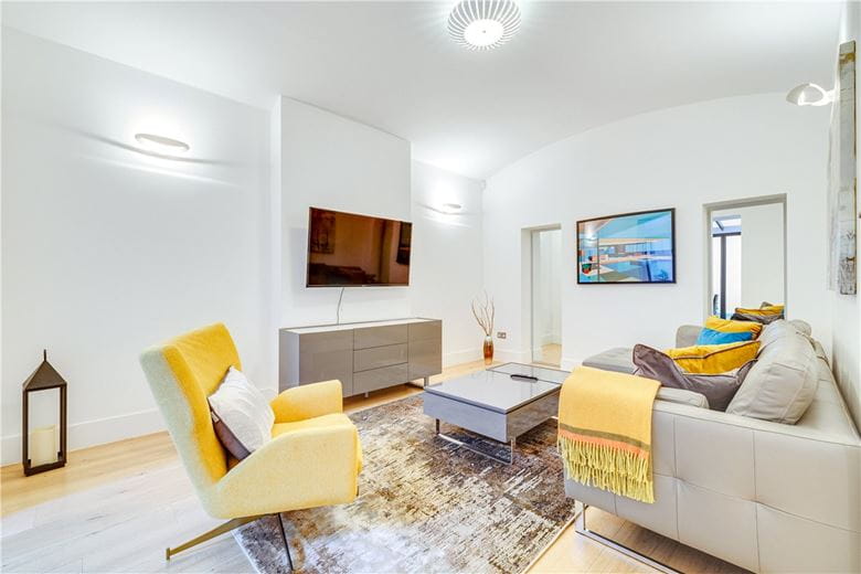 3 bedroom flat, Ennismore Gardens, Knightsbridge SW7 - Available