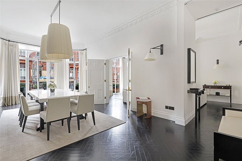3 bedroom flat, Pont Street, Knightsbridge SW1X - Available