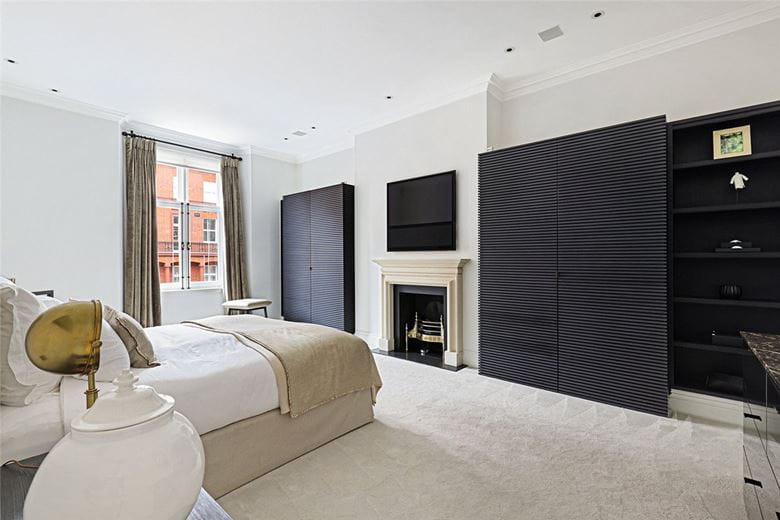 3 bedroom flat, Pont Street, Knightsbridge SW1X - Available