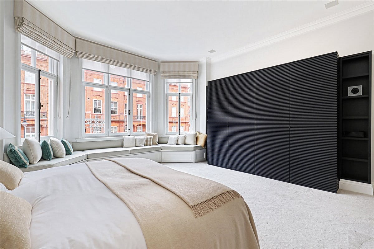 3 bedroom flat, Pont Street, Knightsbridge SW1X - Available