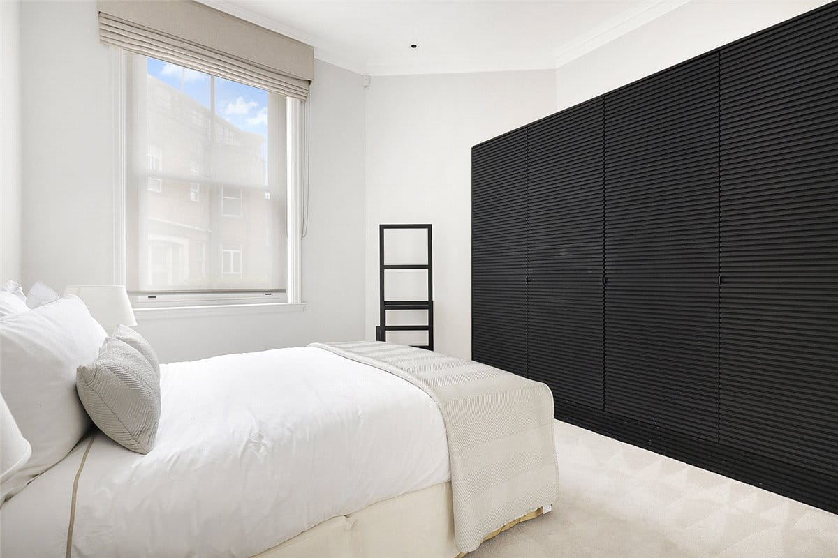 3 bedroom flat, Pont Street, Knightsbridge SW1X - Available