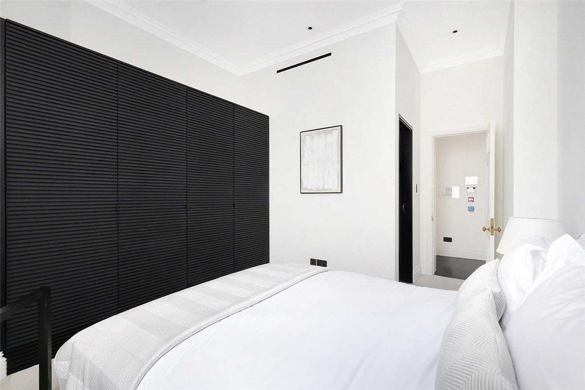 3 bedroom flat, Pont Street, Knightsbridge SW1X - Available