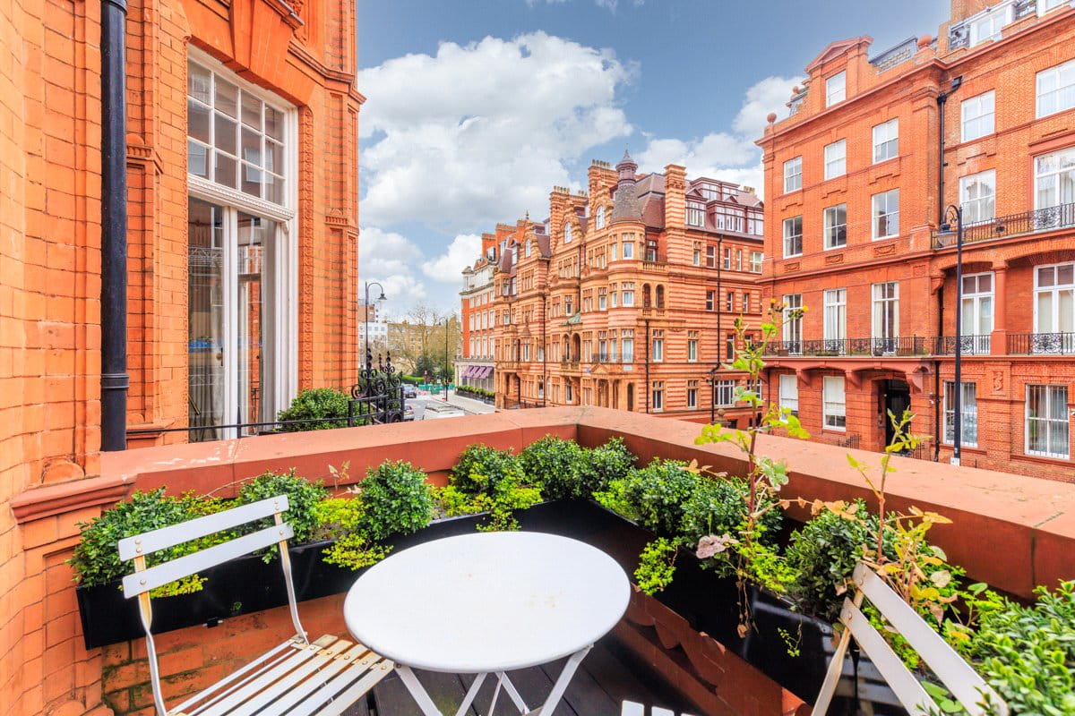 3 bedroom flat, Pont Street, Knightsbridge SW1X - Available