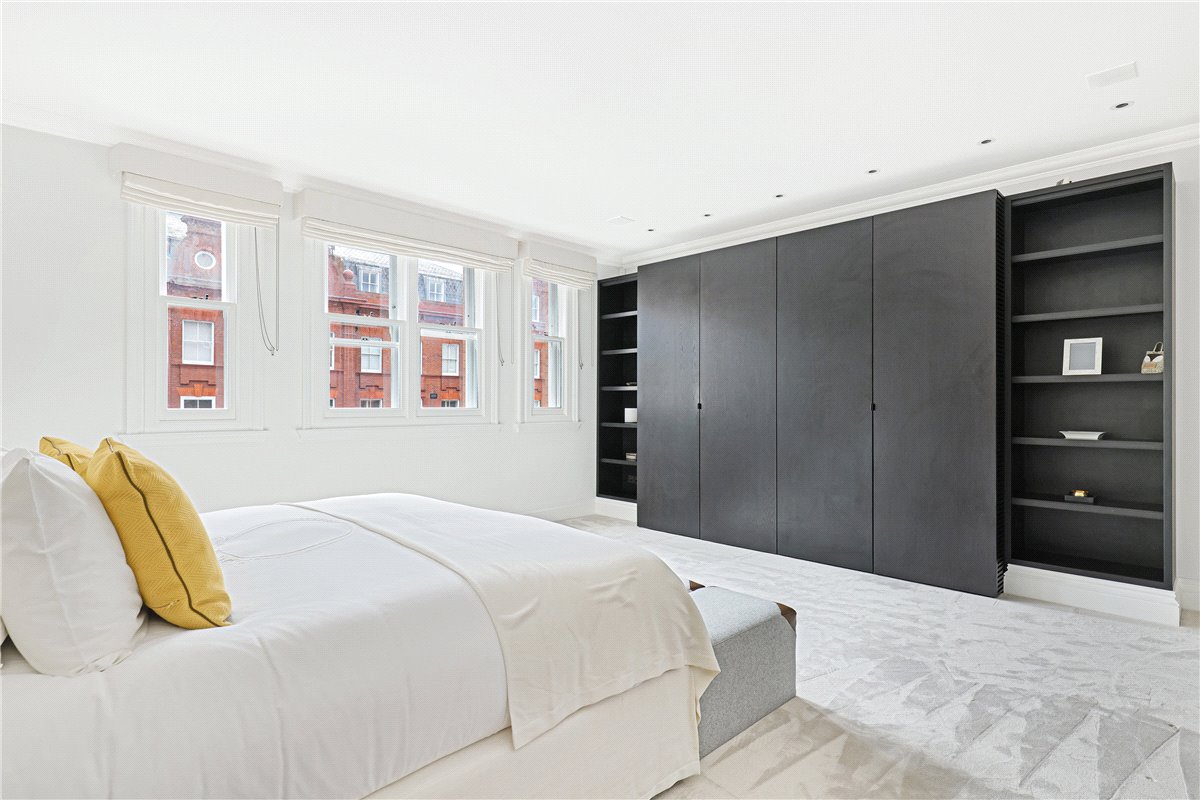 3 bedroom flat, Pont Street, Knightsbridge SW1X - Available