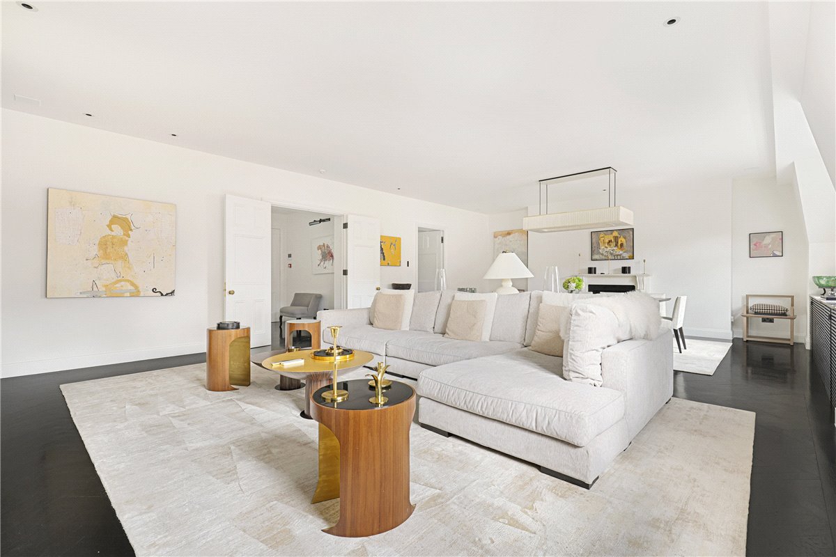 3 bedroom flat, Pont Street, Knightsbridge SW1X - Available