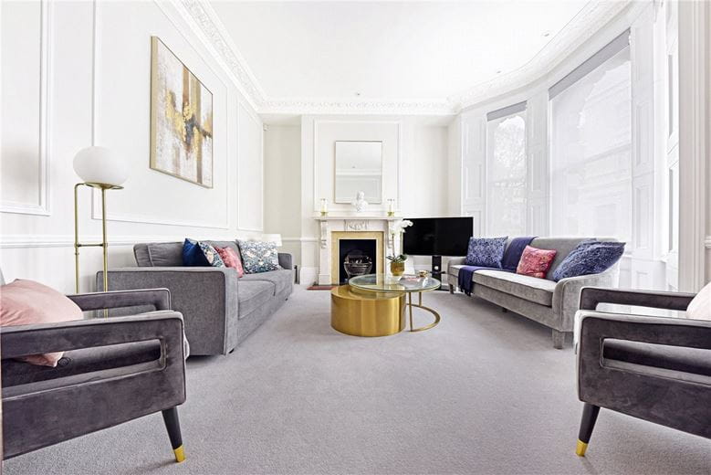 3 bedroom flat, Observatory Gardens, Kensington W8 - Available