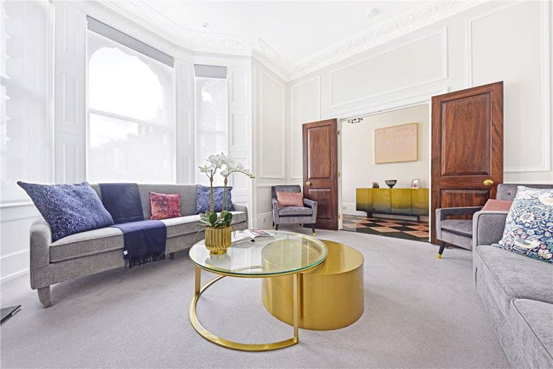 3 bedroom flat, Observatory Gardens, Kensington W8 - Available