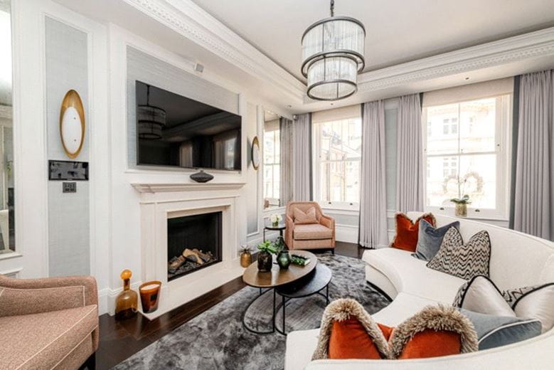 2 bedroom flat, Prince of Wales Terrace, Kensington W8 - Available