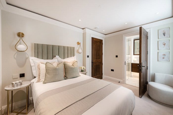 2 bedroom flat, Prince of Wales Terrace, Kensington W8 - Available