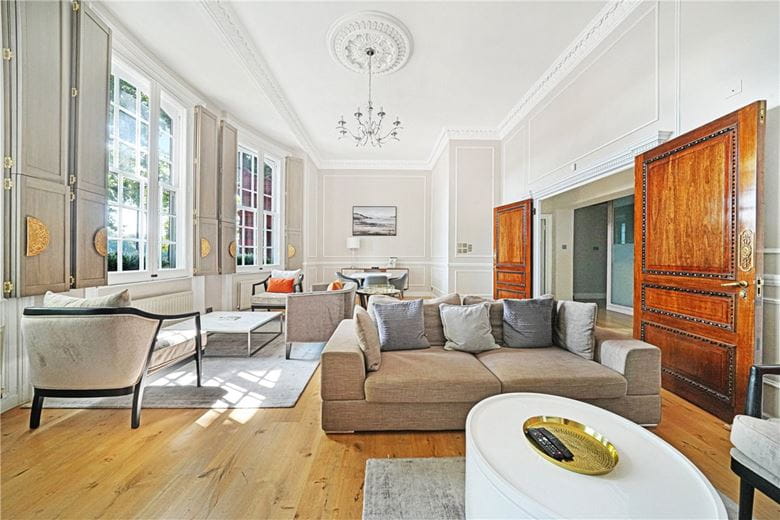 3 bedroom flat, Chelsea Embankment, Chelsea SW3 - Available