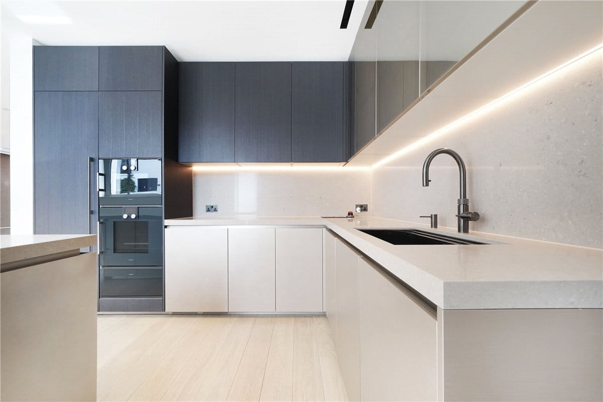 3 bedroom flat, St Mary Abbots Place, Kensington W8 - Available