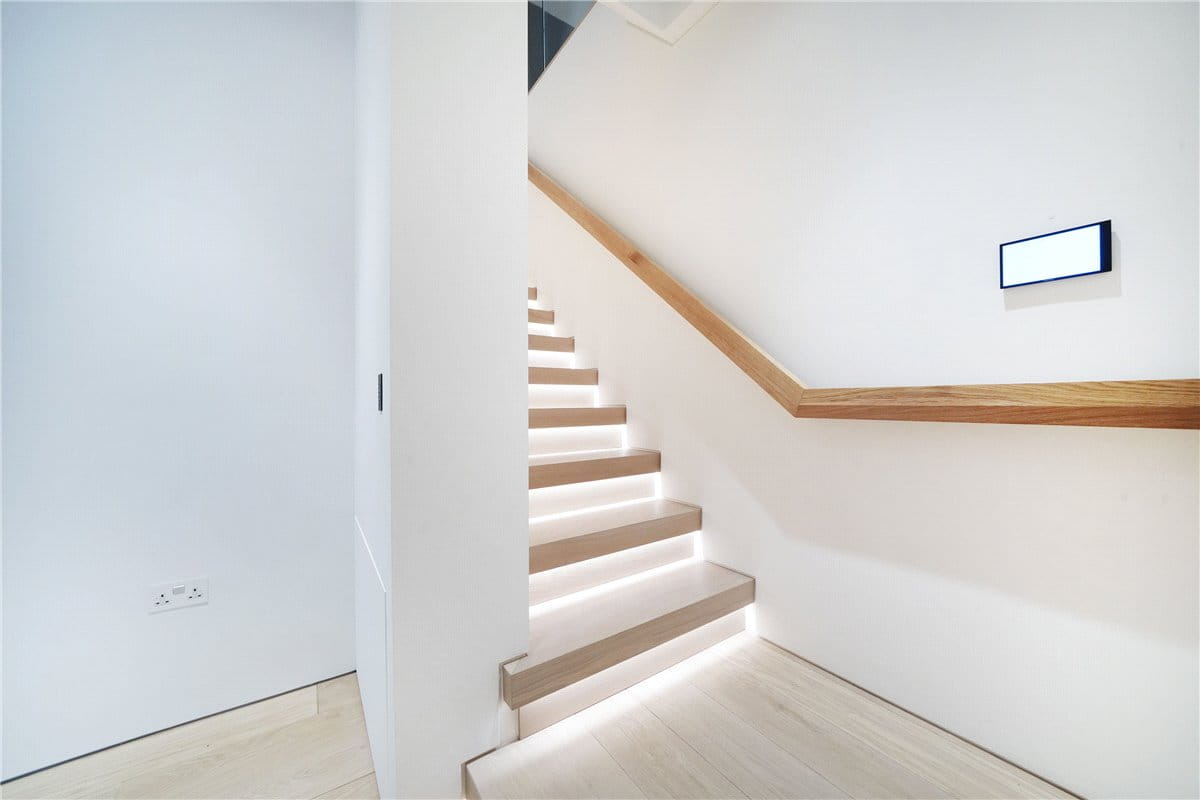 3 bedroom flat, St Mary Abbots Place, Kensington W8 - Available