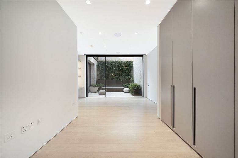 3 bedroom flat, St Mary Abbots Place, Kensington W8 - Available