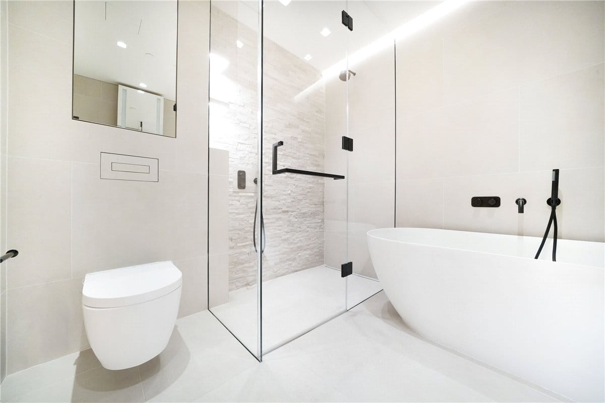 3 bedroom flat, St Mary Abbots Place, Kensington W8 - Available