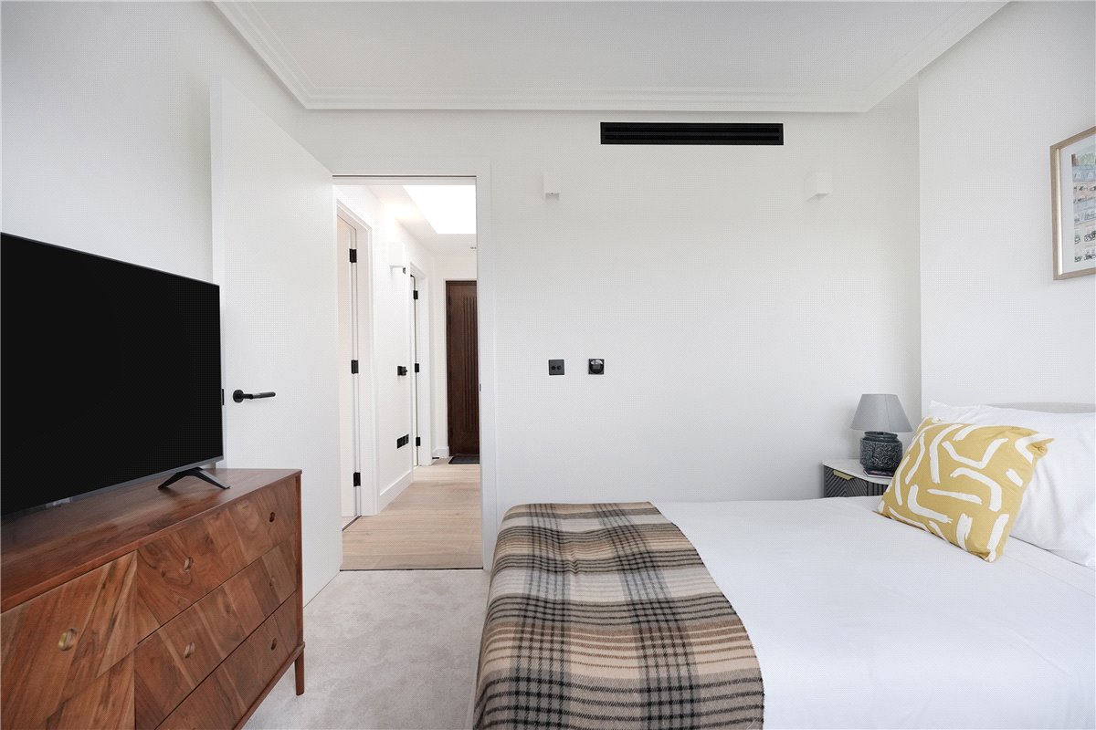 3 bedroom flat, Brewster Gardens, North Kensington W10 - Available