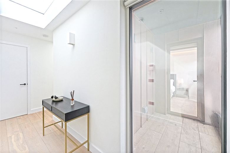 2 bedroom flat, Brewster Gardens, North Kensington W10 - Available