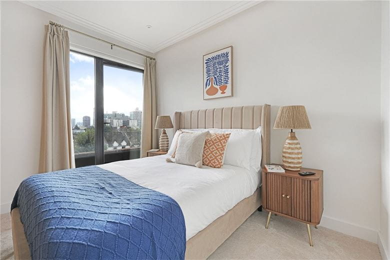 2 bedroom flat, Brewster Gardens, North Kensington W10 - Available