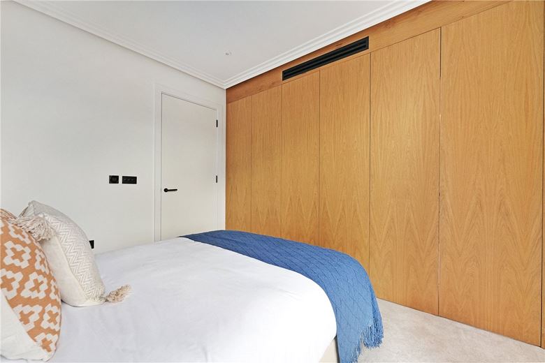 2 bedroom flat, Brewster Gardens, North Kensington W10 - Available