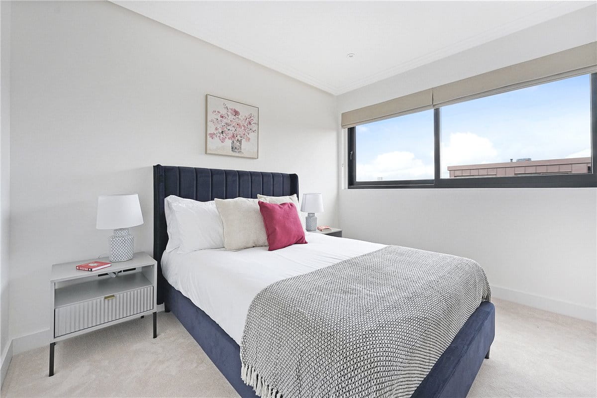 2 bedroom flat, Brewster Gardens, North Kensington W10 - Available