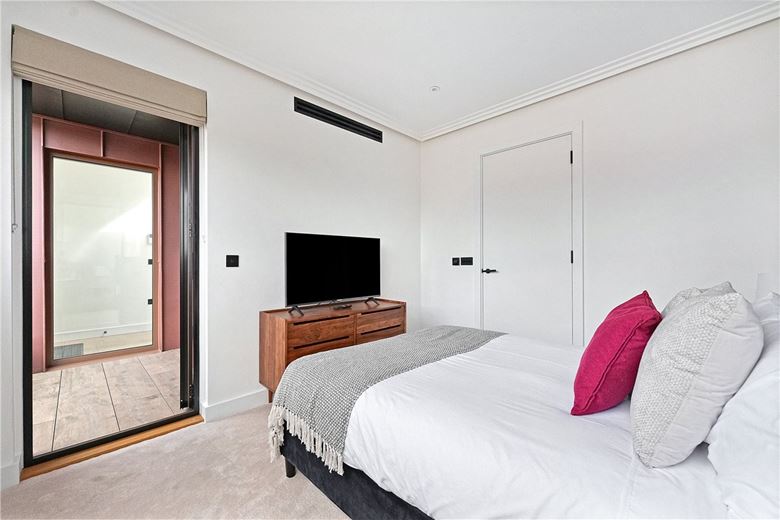 2 bedroom flat, Brewster Gardens, North Kensington W10 - Available