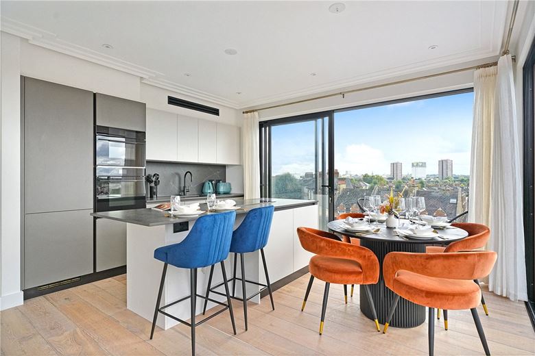 2 bedroom flat, Brewster Gardens, North Kensington W10 - Available