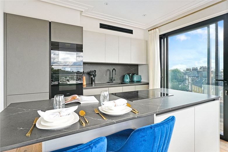 2 bedroom flat, Brewster Gardens, North Kensington W10 - Available