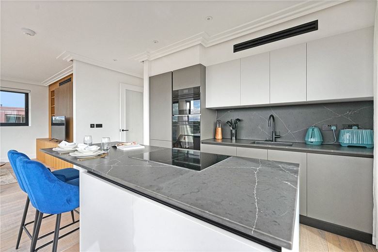 2 bedroom flat, Brewster Gardens, North Kensington W10 - Available