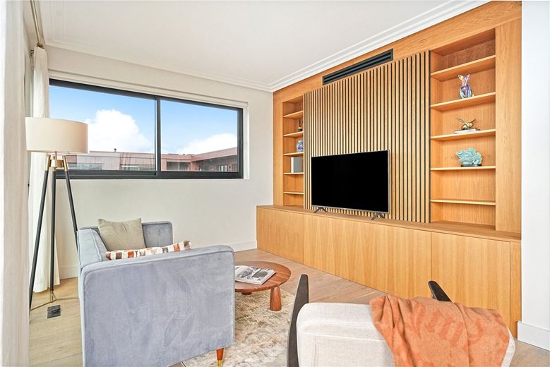 2 bedroom flat, Brewster Gardens, North Kensington W10 - Available