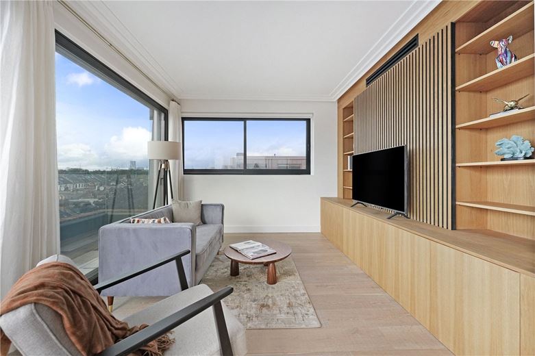 2 bedroom flat, Brewster Gardens, North Kensington W10 - Available