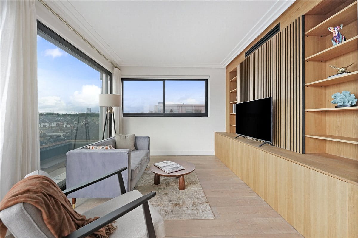 2 bedroom flat, Brewster Gardens, North Kensington W10 - Available