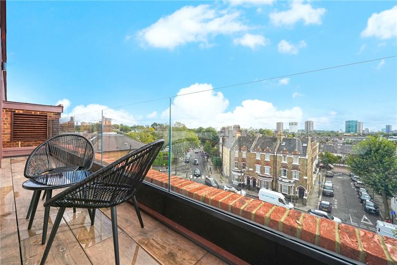 2 bedroom flat, Brewster Gardens, North Kensington W10 - Available