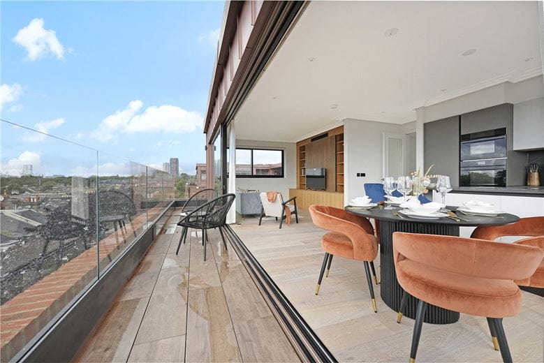 2 bedroom flat, Brewster Gardens, North Kensington W10 - Available