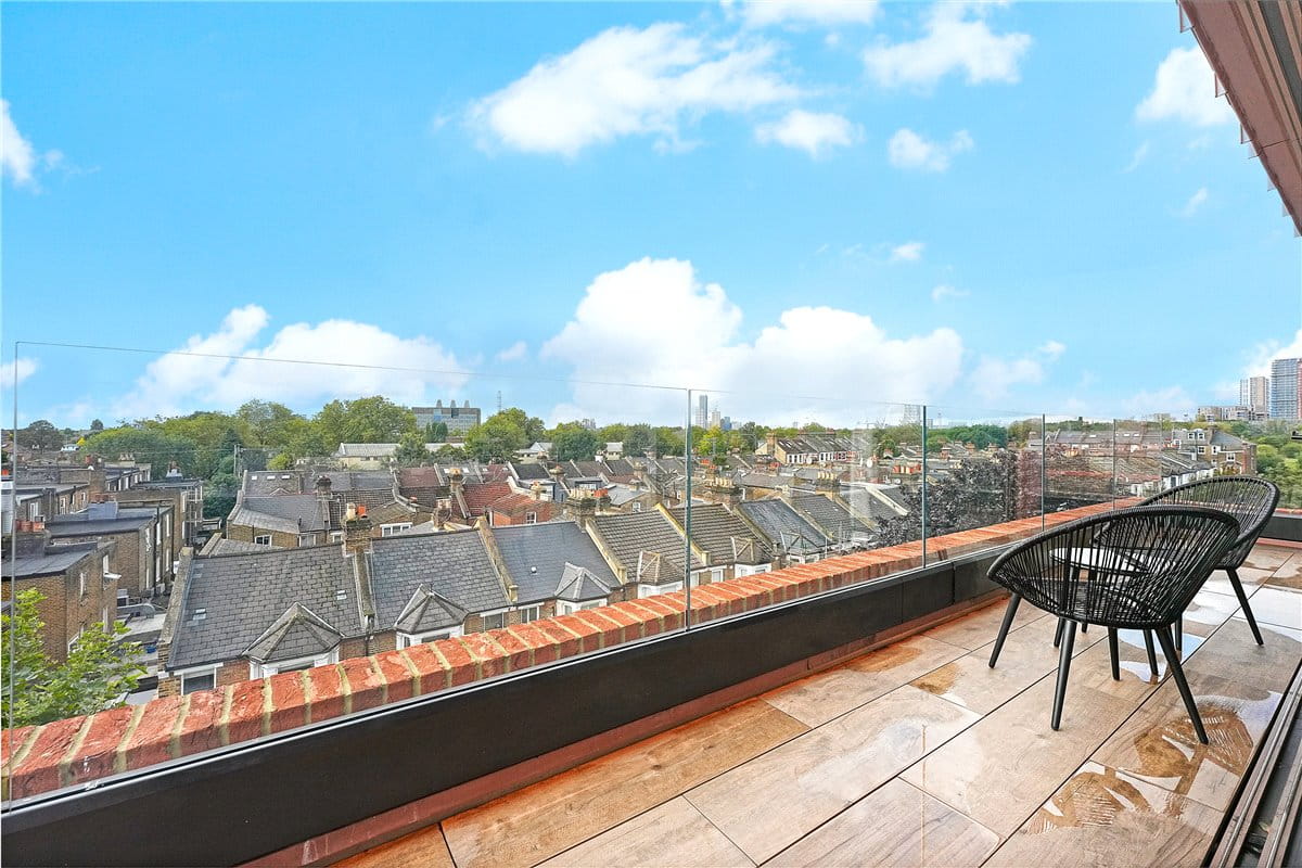 2 bedroom flat, Brewster Gardens, North Kensington W10 - Available