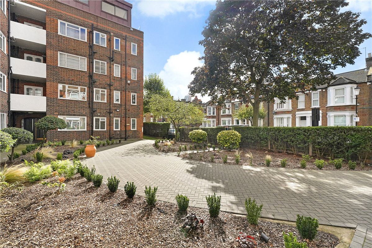 2 bedroom flat, Brewster Gardens, North Kensington W10 - Available